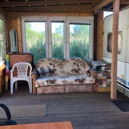 Uroczy Z Tarasem Кемпинг